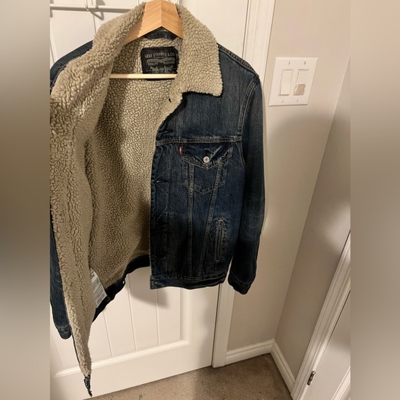 Vintage Levi’s Sherpa Trucker Jacket | Size: Medium | Colour: Washed Blue - Picture 2 of 4